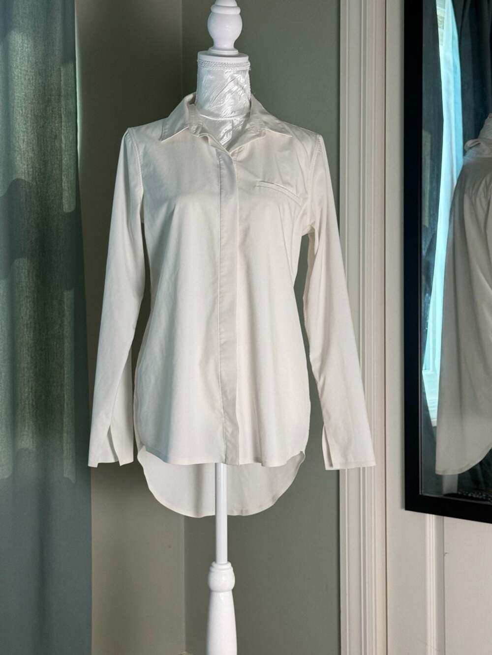 Athleta White Button Down Shirt XS Stretch Performance Tunic Quiet Luxury